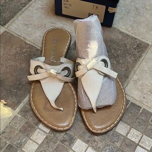 Bernardo White Bow Thong Sandals with Tan Foot Sz 7 🆕